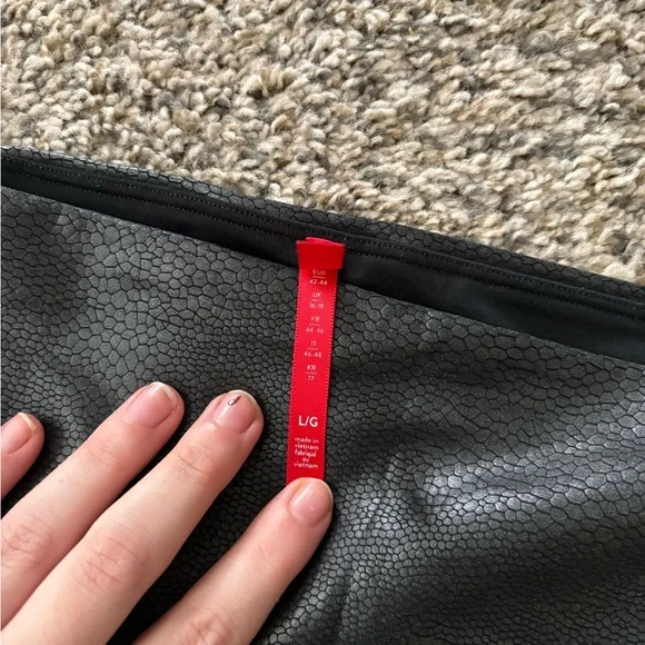 Women's SPANX Black Snakeskin Leggings - Picture 4 of 4